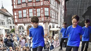 Eine zentrale Bühne wird es diesmal nicht geben, viel Live-Musik in der Stadt aber trotzdem. Zudem Lesungen, Führungen im Pfingstrosengarten, Angebote für Kinder und einen verkaufsoffenen Sonntag.