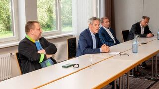 Pressegespräch: (v.l.) Hotel-Inhaber Andreas Bauer, der designierte Kreisbei-geordnete Matthias Schimpf, Landrat Christian Engelhardt, Kreisbeigeordneter Karsten Krug und Heppenheims Bürgermeister Rainer Burelbach.