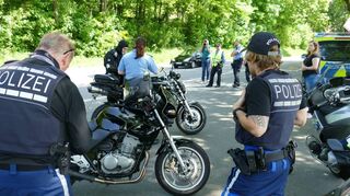 Die Polizei kontrollierte auf der B 47 an der Schönen Aussicht bei Winkel Motorradfahrer.