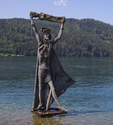 Die Statue vom Heiligen Domitian steht im Millstätter See.
