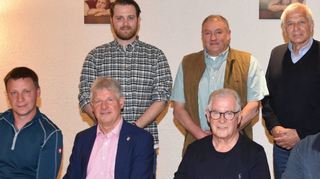 Aus dem Vorstand und Pächter der Jagdgenossenschaft Einhausen-Süd: (vorne, v.l.) Stefan Gundolf, Bürgermeister Helmut Glanzner, Vorsteher Philipp Bohrer, Matthias Würsching, sowie (hinten v.l.) die Jagdpächter Julian und Mike Kude , Ortslandwirt Volker Hedderichf.