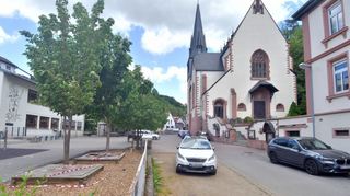 Der Dorfplatz zwischen Sankt Michael, altem Rathaus und Christophorus-Grundschule ist der zentrale Ort in Hambach, um Feste zu feiern. In Fragen der Platzgestaltung wie auch bei anderen Themen fühlt sich der Ortsbeirat von Heppenheims Verwaltung nicht ausreichend berücksichtigt.