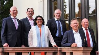 60 Jahre Lions-Club Bergstraße (von links): Christoph Bergner (30 Jahre Mitgliedschaft), Präsident Holger Frank, Distrikt Governor Sevilay Huesman-Koecke, Jörg Schmidt (15 Jahre Mitgliedschaft), Ralf Vesper (10 Jahre Mitgliedschaft und Schatzmeister) sowie Herbert Baunach (20 Jahre Mitgliedschaft).