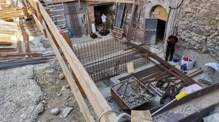 Auf der Baustelle im Amtshof geht es voran. Wo einst die Tanks der Winzer gelagert waren, sollen zusätzliche Kellerräume für das neue Kulturzentrum entstehen. Neue Treppen und Notausgänge sollen für mehr Sicherheit sorgen.