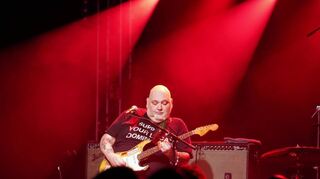 Der New Yorker Gitarrist Popa Chubby legt am Donnerstagabend im Musiktheater Rex einen beachtenswerten Auftritt hin – und spielte dabei einen bunten Mix aus eigenen Stücken und Klassikern.