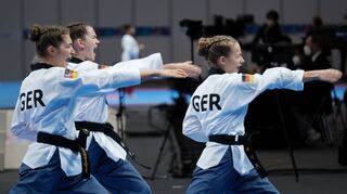 Die Bensheimerin Pia Hoffmann (rechts) vertrat Deutschland mit der Frankfurterin Ana Catalina Pohl (links) und der Wiesbadenerin Helen Silberhorn (dahinter) bei der Taekwondo-WM in Südkorea.