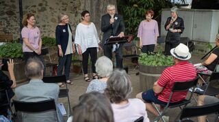 „Im Tingeltangel tut sich was“, so lautete der Titel des literarischen Ausflugs der Lorscher Leseschwarm-Akteure nach Zwingenberg – die Zwingenbergerin Katharina Ziemann (2.v.r) gestaltete den Fritz-Graßhoff-Abend als Gastschwärmerin mit.