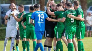 Nicht nur mit Wasser begossen letztlich die Gruppenliga-Fußballer des VfR Fehlheim die seit gestern feststehende Meisterschaft und den Aufstieg in die Verbandsliga.