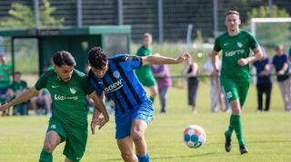 Der Fehlheimer Riccardo Presti (links) wird im Zweikampf bedrängt von Sportfreunde-Spieler Emirhan Yalcin.