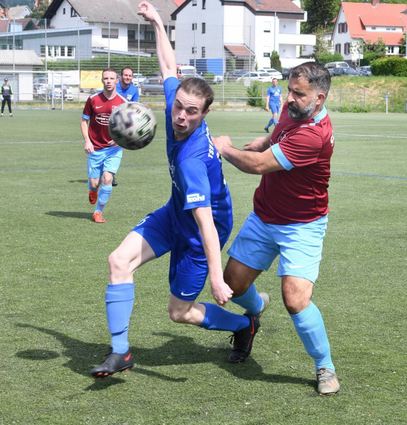 Reichenbachs Pascal Hasenclever (links) umkurvt elegant seinen Rodauer Gegen-spieler Suat Öner.