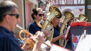 Viele Lorscher beteiligten sich aktiv am Frühlingsmarkt. Zu den Musikgruppen zählte etwa der Musikzug Laurissa, Gebasteltes war am Stand des Kindergartens St. Nazarius zu sehen. Die jüngsten Besucher freuten sich besonders darüber, dass auch Fahrgeschäfte aufgebaut waren.