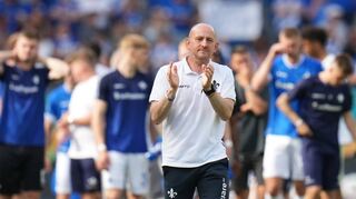 Als die erste Enttäuschung verflogen war, bedankten sich Trainer Torsten Lieberknecht und die Lilien-Spieler bei den Fans für die Unterstützung.