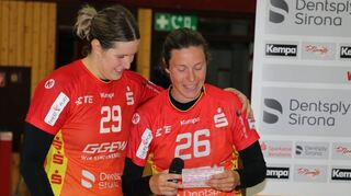 Ines Ivancok (li.), die nach Ungarn wechselt, lauscht bei ihrer Verabschiedung den Worten ihrer seitherigen Mitspielerin Sarah van Gulik.