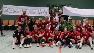 Die junge Truppe der HSG Bensheim Auerbach III feierte die Meisterschaft in der Frauenhandball-Bezirksliga B.