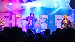 Schwedinnen im Rockmodus: Die Band Thundermother ließen es bei ihrem Auftritt am Dienstag im Musiktheater Rex ordentlich krachen.