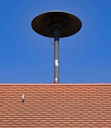 Die Pilzköpfe gehören bald zum alten Eisen. Die neuen Sirenen werden in gehörnter Form installiert. Bis spätestens 2027 soll der Austausch abgeschlossen sein.