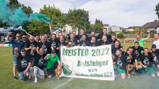Mit Bengalo-Rauchschwaden in den Vereinsfarben Grün und Weiß feierte der VfR Fehlheim den vorzeitigen Titelgewinn in der Fußball-Gruppenliga.