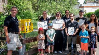 Vor dem Kindergarten St. Nazarius wurde gestern der erste von insgesamt sieben Bienenfutter-Automaten in Lorsch eingeweiht.