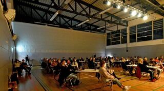 In der Corona-Krise 2020 hatte das Theater Sapperlot dringend eine Ausweichspielstätte benötigt. Die Einhäuser retten die Lorscher in der schwierigen Situation und stellten ihnen ihre neue Mehrzweckhalle zur Verfügung.