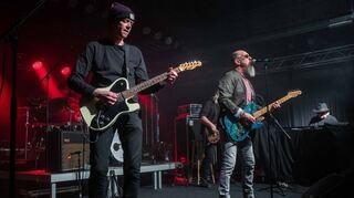 Chris Thompson (re.) präsentierte mit der Band des Gitarristen Mads Eriksen am Samstag im Rex Hits von Manfred Mann, aber auch eigene Songs.