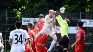 Turbulent ging es zu im Heimspiel des SV Winterkasten; hier versucht Edwin Untereiner im Strafraum vor Fürths Torhüter Atakan Gözübüyük per Kopf zum Abschluss zu kommen.