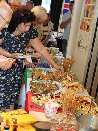Die Gäste des Verschwisterungsvereins Apeg ließen es sich am internationalen Buffet schmecken.