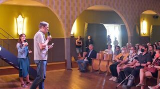Burghard Klatt informierte im Saalbau-Kino mit Unterstützung einer Übersetzerin über Regelungen für Geflüchtete.