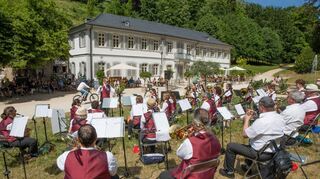 Der Startschuss der Jubiläumstour des KKMV Fehlheim fiel mit einem Konzert vor dem Herrenhaus im Fürstenlager.