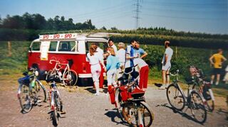 Im Sommer 1986 fuhren zahlreiche Bergsträßer mit dem Rad zu einer Antikernkraft-Demo nach Biblis. Der VW Bulli versorgte die Demonstranten mit Getränken.