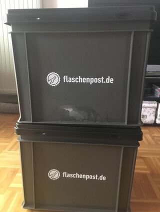 Die Kühl- und Tiefkühlprodukte kommen bei flaschenpost.de in schwarzen Boxen, die mit Kühlakkus ausgestattet sind.