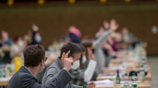 Die Mitglieder des Kreistags streiten über die Frage, wie sie ihre Arbeit den Bürgern besser vermitteln können.