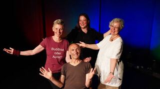 Sie waren bei der letzten offenen Bühne vor der Sommerpause des Mobile mit von der Partie: (von links) Britta Pütz und Gerry Fuchs, Moderatorin Annika Sohnrey und Organisatorin Monika Hartz.