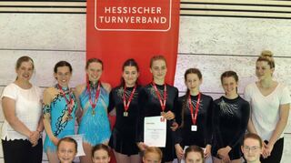 Zeigten bei der Gymnastik-HM ihr Können für die TSV Auerbach: vorn Emilia Kohr; kniend von links Nicole Boguzki, Julie Lehnert, Helena Rosenkranz, Alexa Klüss, Lara Schneider, stehend von links: Silke Sattler, Sarah Fertig, Lena Kissel, Lisa Klassen, Hanna Lückmann, Lotta Plenio, Carlotta Kissel, Annika Meier.