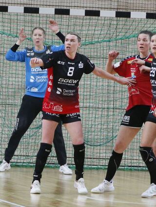 Sorgen bereitete Flames-Trainerin Heike Ahlgrimm (rechts, im Gespräch mit Sarah van Gulik) die Abwehrarbeit, wobei auch das Zusammenspiel zwischen Torhüterin und Feldspielerinnen besser werden muss. Foto links: Myrthe Schoenaker (8), die eine starke Saison spielte, und Ines Ivancok (29) vor Helen van Beurden.