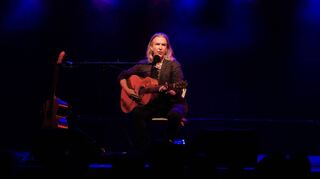 Ein Konzert, das in Erinnerung bleibt: Justin Sullivan, Sänger der Band New Model Army, trat solo im Musiktheater Rex auf.