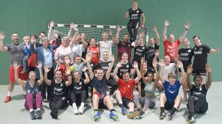 Sponsoren des Frauenhandball-Bundesligateams der Flames trainierten zum Ausklang der Saison 2021/22 in der Sporthalle der TSV Auerbach am Weiherhausstadion mit den Flames-Spielerinnen.