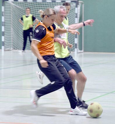 GGEW-Vorstand Carsten Hoffmann und Flames-Spielerin Elisa Stuttfeld im Kampf um den Ball.