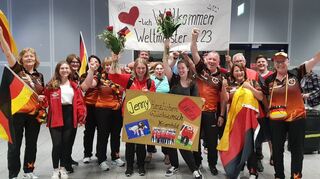 Freudestrahlend und herzlich wurden Jenny Sommer und Luisa Ebert (Bildmitte) von einer Lorcher Delegation am Flughafen Frankfurt empfangen.