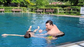Markus Wilfer vom Schwimmclub Heppenheim ist einer der Ehrenamtler, die Kindern im Heppenheimer Freibad das Schwimmen beibringen.
