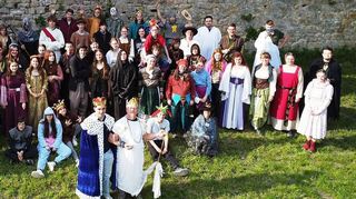 Die Teilnehmer an der Grundschulung zur Jugendleitercard feierten am Abschlussabend im Mittelalterkostüm auf der Starkenburg.