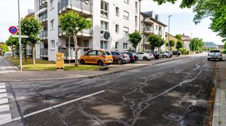 Blick in die Rheinstraße zwischen Fabrik- und Moselstraße. In den Fachausschüssen wurde darüber diskutiert, ob hier eine Tempo-30-Zone möglich wäre.