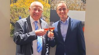 Nach 38 Jahren scheidet Reinhard Antes (l.) aus dem Vorstand der Bergsträßer Winzer e G aus. Sein Nachfolger im Amt des Vorsitzenden ist der Geschäftsführer der Genossenschaft, Dr. Patrick Staub (r.).
