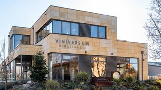 Vom Brand des Viniversums im März 2020 kann man inzwischen nichts mehr erahnen. Das Gebäude wurde danach aufwendig restauriert.