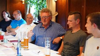Ortsvereinsvorsitzender Reimund Strauch (3.v.r.) und Fraktionsvorsitzender Daniel Knaup (2.v.r.) berichteten bei der Mitgliederversammlung der Einhäuser Sozialdemokraten über die Ereignisse der vergangenen Monate.