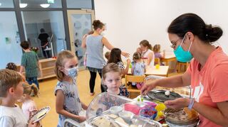 Im Kindercafé gab’s am ersten Tag in der neuen Evangelischen Kita zur Einstimmung erst einmal ein leckeres Frühstück.