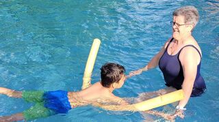 Gerade bei Schwimmkursen (auf dem Foto lernt Luan von seiner Lehrerin Tatjana Schmitt) mache sich bereits eine geringe Absenkung der Wassertemperatur für alle Beteiligten negativ bemerkbar, lautet der Tenor von Rettungsschwimmern und Schwimmlehrern.