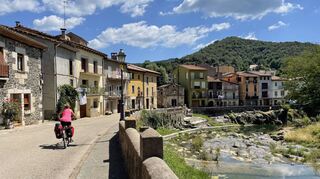 Sant Feliu de Pallerols liegt idyllisch am Fluss Brugent.