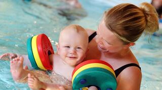 Vertrauen: Eltern können ihrem Kind Freude am Wasser vermitteln.