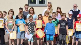 Mädchen und Jungen der Felsenmeerschule durften sich über Preise freuen: Sie hatten erfolgreich am Lesewettbewerb teilgenommen.