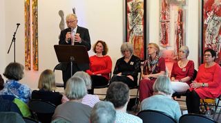 Beim Leseschwarm 2.0 im Foyer des Parktheaters rezitierten Karlheinz Mulzer (am Pult) sowie (sitzend, v.l.) Nicole Margraf, Renate Stippler, Sibylle Römer, Margit Vogel und Heidrun Scheyhing Gedichte für Paare.